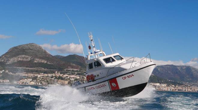 Salerno. La Guardia Costiera interviene ad un principio di incendio a bordo di un'imbarcazione