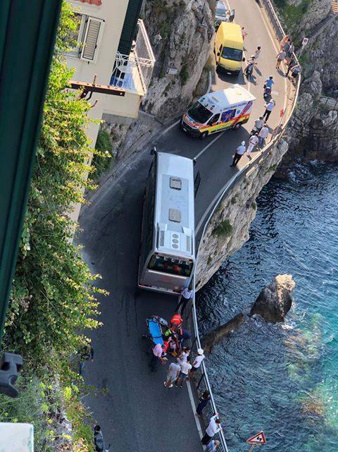 foto incidente Amalfi ragazzo schiacciato ringhiera fanpage