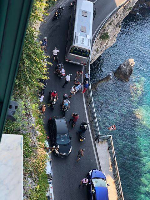 foto incidente Amalfi ragazzo schiacciato ringhiera fanpage