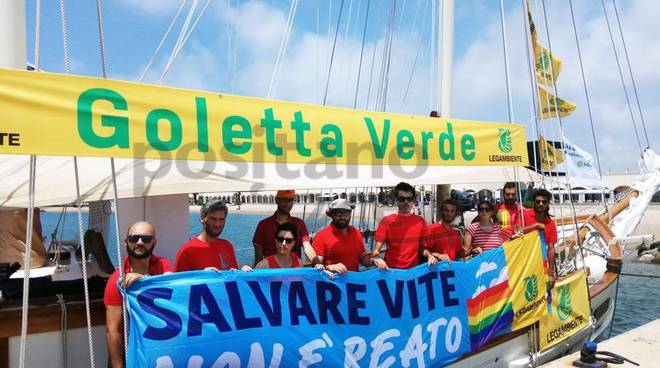 goletta verde maglietta rossa penisola sorrentina