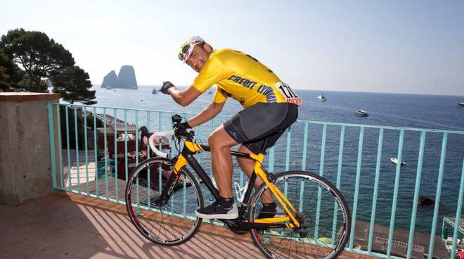 Il campione di ciclismo Claudio Chiappucci percorre le strade di Capri