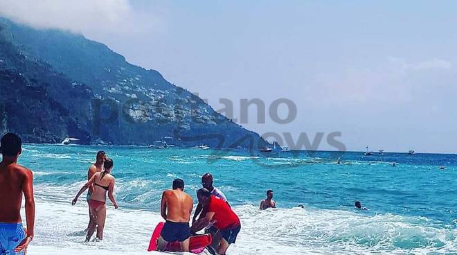 positano-salvataggio-al-lido-3226393