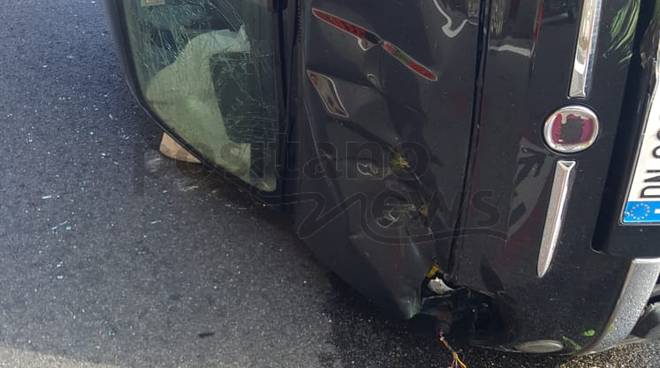 via-capo-sorrento-incidente-auto-ribaltata-3224871