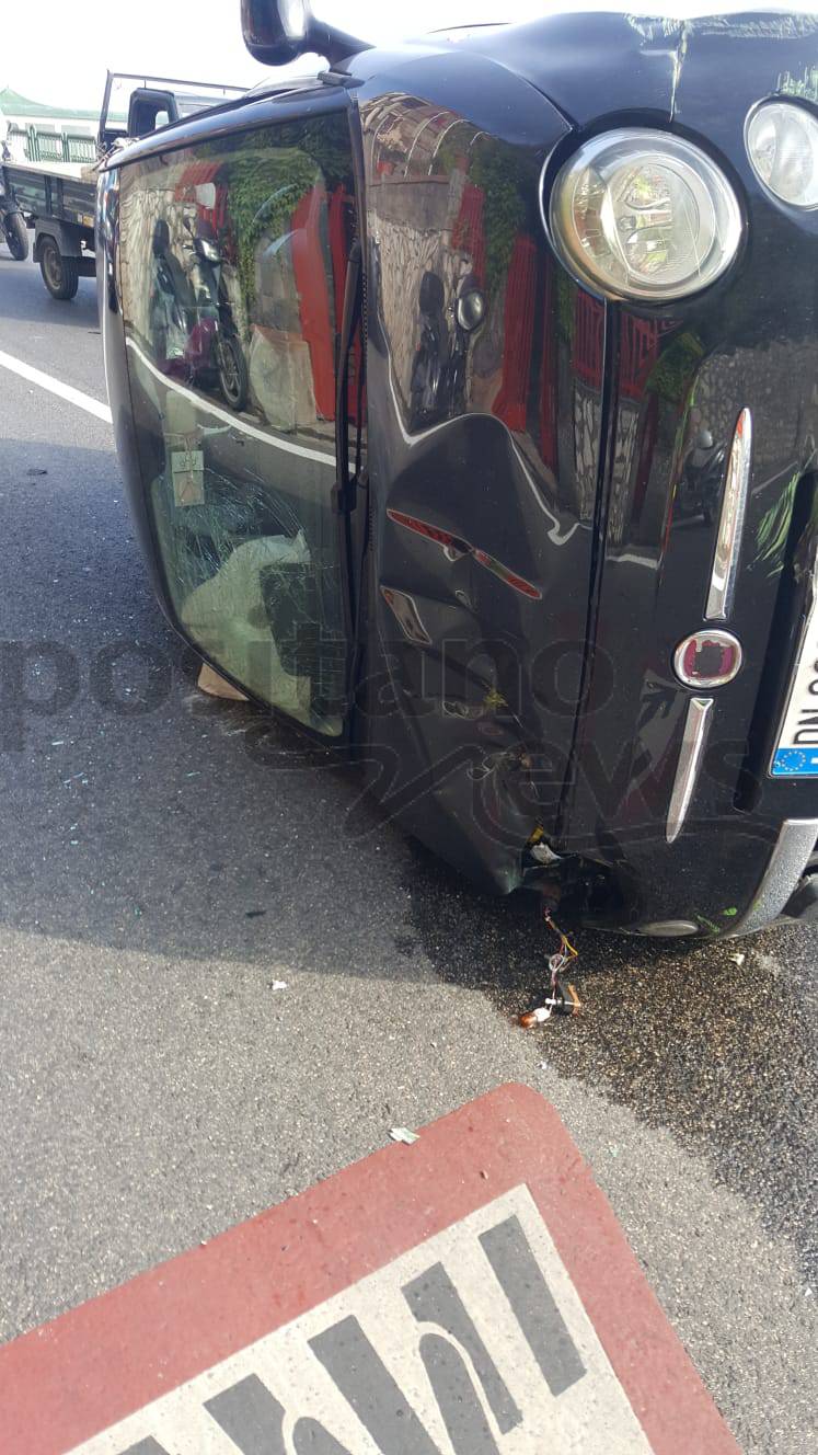 via-capo-sorrento-incidente-auto-ribaltata-3224871