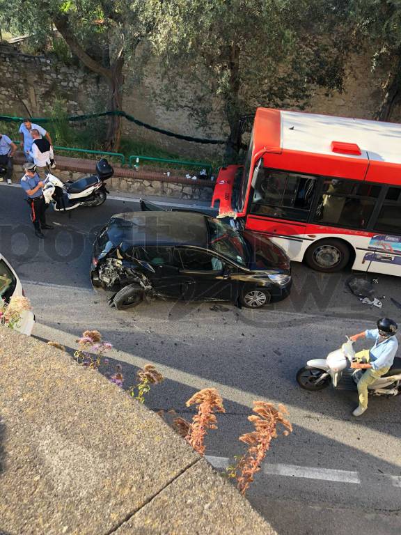 Vico Equense incidente sulla Statale a Torre Barbara scontro auto con Bus