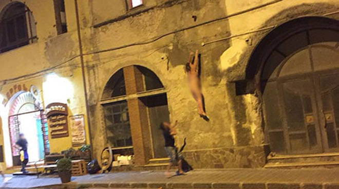 A Salerno donna nuda cade dalla finestra della sua abitazione