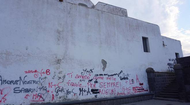 Ad Ischia Chiesa del Soccorso deturpata dai murales