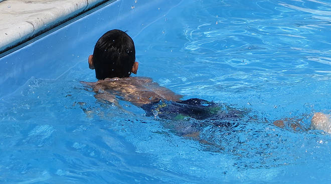 Ad Ischia un bimbo rischia di annegare nella piscina di un albergo