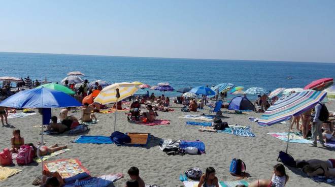 Le spiagge libere vanno scomparendo, la denuncia di Legambiente