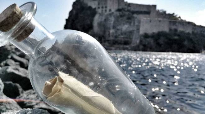 Messaggio in bottiglia nel mare di Ischia