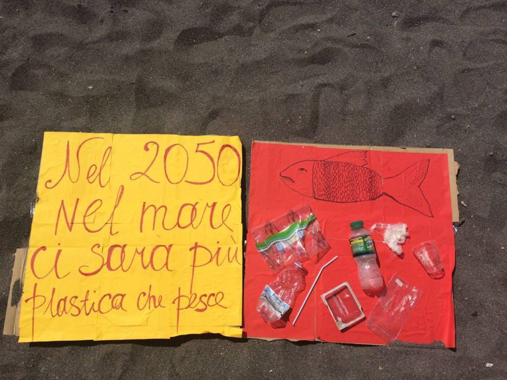 minori-un-flashmob-per-dire-basta-all-abbandono-di-mozziconi-sulla-spiaggia-3228765