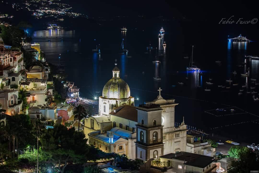 positano-la-magia-della-chiesa-madre-illuminata-3227516