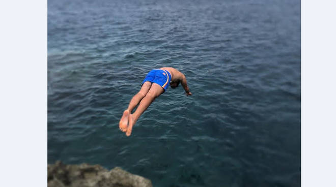 Turista si ferisce tentando un tuffo acrobatico