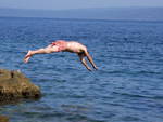 Turista si ferisce tentando un tuffo acrobatico a Minori