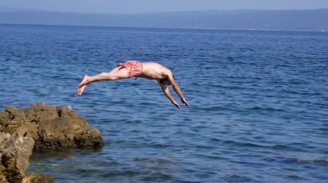 Turista si ferisce tentando un tuffo acrobatico a Minori