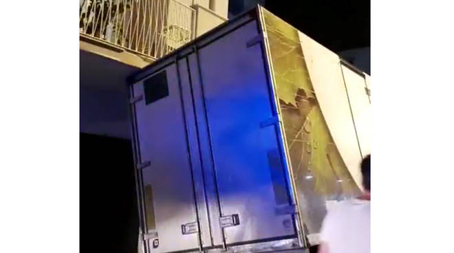 A Casellammare camion si incastra sotto il balcone di un primo piano