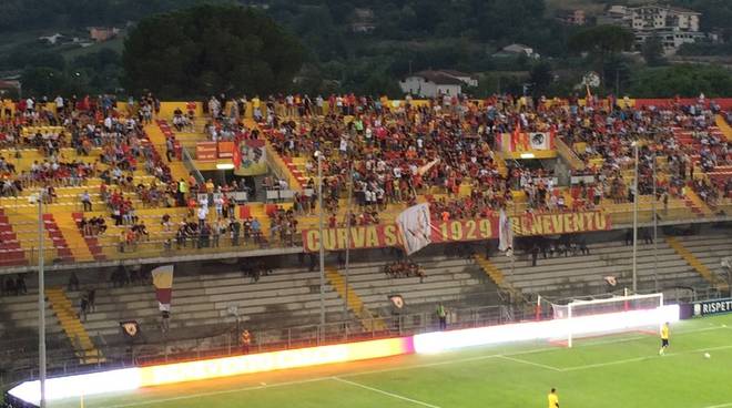 Curva_sud_Stadio_Vigorito