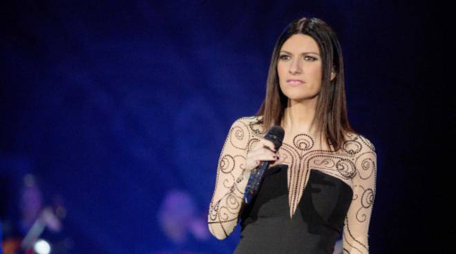 Laura Pausini colpita da otite rinvia i due concerti ad Eboli