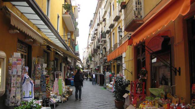 Mitomane cosparge il centro storico di Sorrento con sacchetti pieni di escrementi