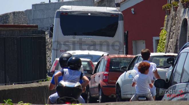 Positano autobus nel traffico