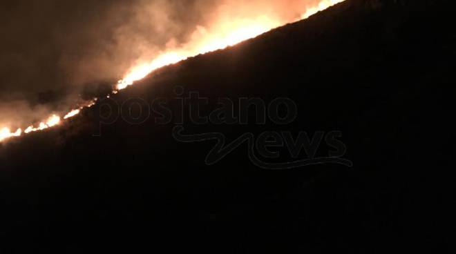 Positano Piano di Sorrento incendio sulla Statale