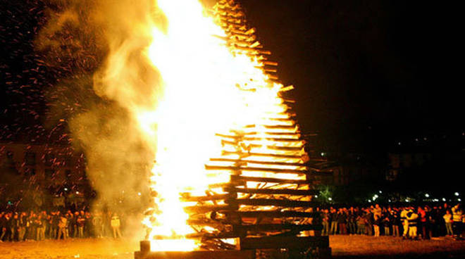 Castellammare, fermati cinque giovani che rubavano legna a Quisisana per i falò dell’Immacolata