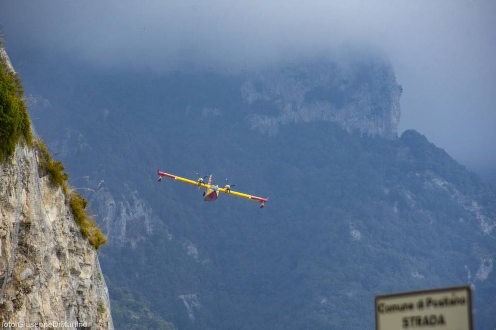 Positano, operazioni spegnimento incendio SS163