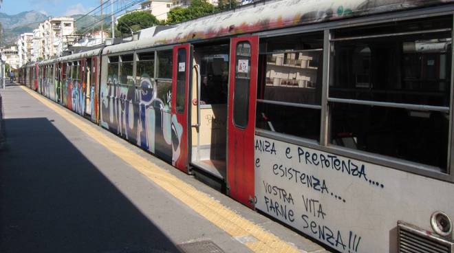 Sul treno della Circumvesuviana diretto a Sorrento due marocchini rubano il cellulare ad una turista