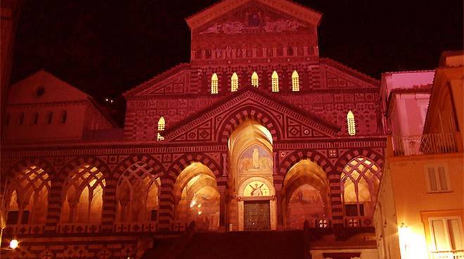 Il Duomo di Amalfi si tinge di rosso