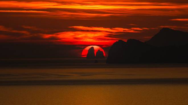 Positano Tramonto Rosso sui Faraglioni di Capri 