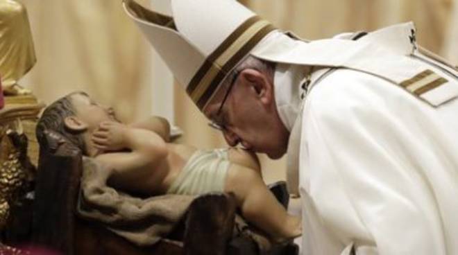 Il Papa alla messa di Natale: «Superare ingordigia ed egoismi, troppi senza pane»
