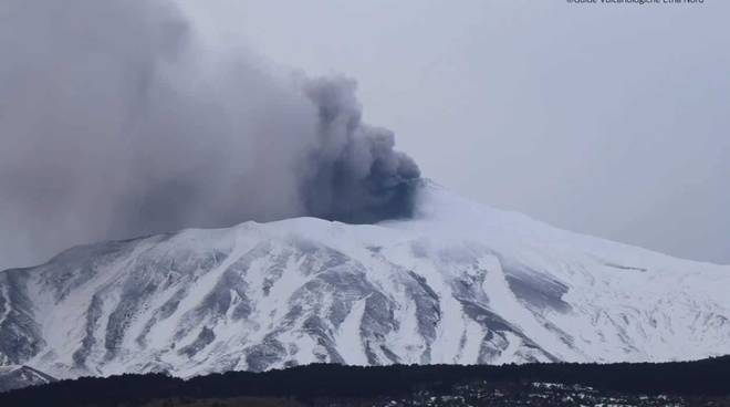 Etna eruzione con la neve