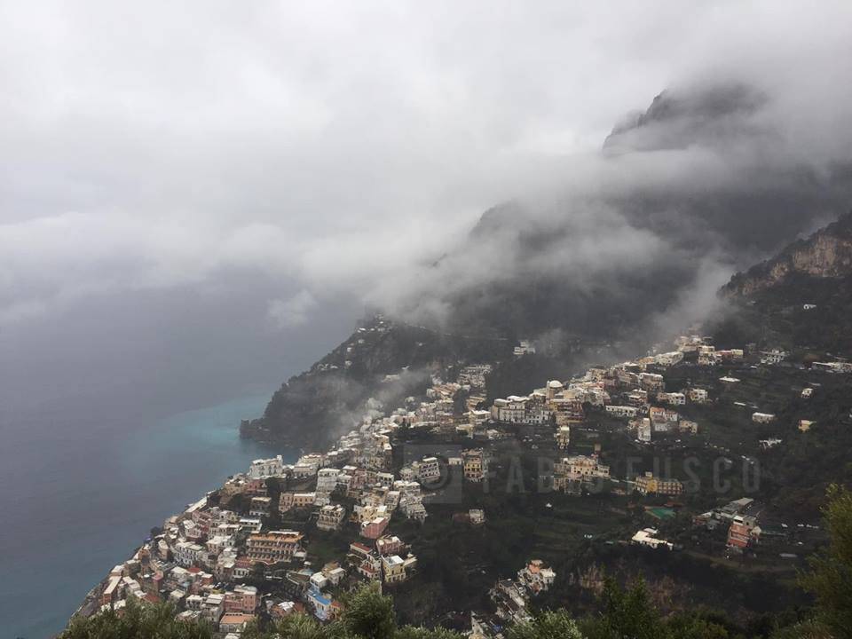 Nebbia a Positano