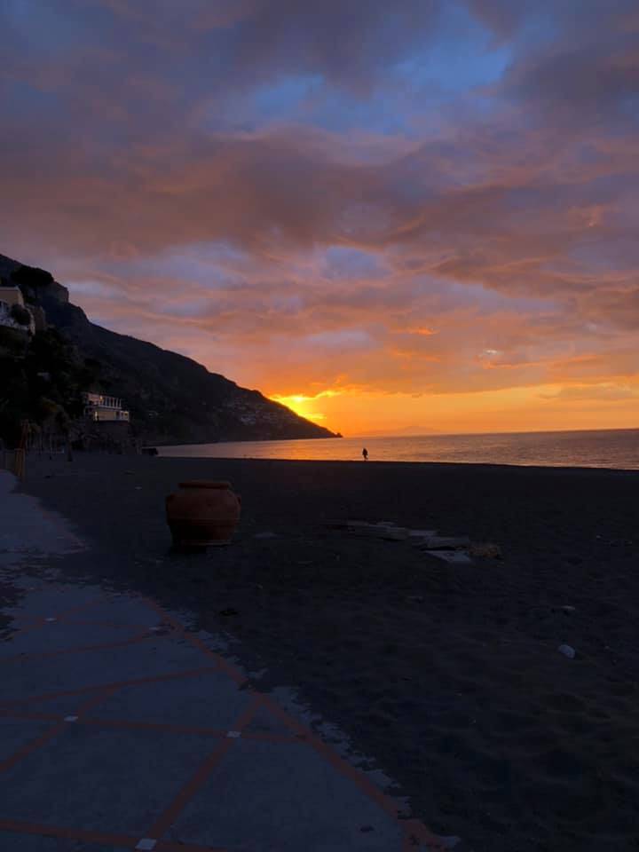 Un raggio di sole su Positano in questa giornata nuvolosa