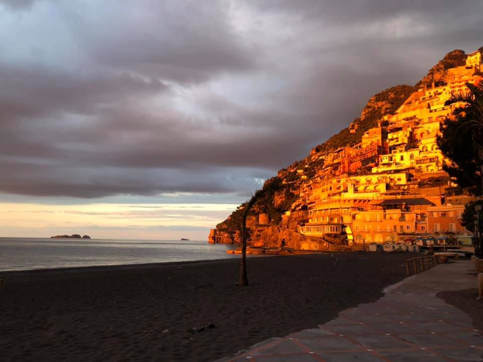 Un raggio di sole su Positano in questa giornata nuvolosa