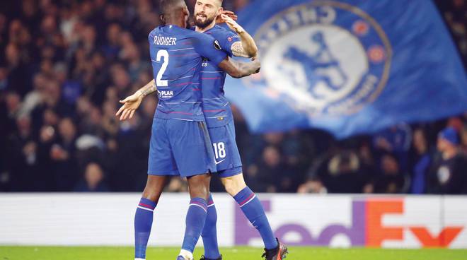 Giroud e Barkley salvano Sarri che resta aggrappato alla panchina dei Blues