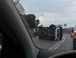 Auto ribaltata incidente sulla Statale a Castellammare