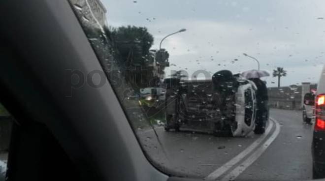 Auto ribaltata incidente sulla Statale a Castellammare