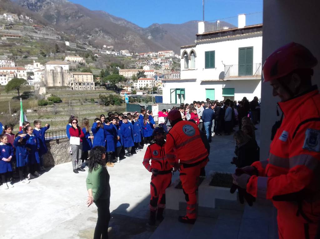 Esercitazione della Protezione Civile con i ragazzi della scuola 