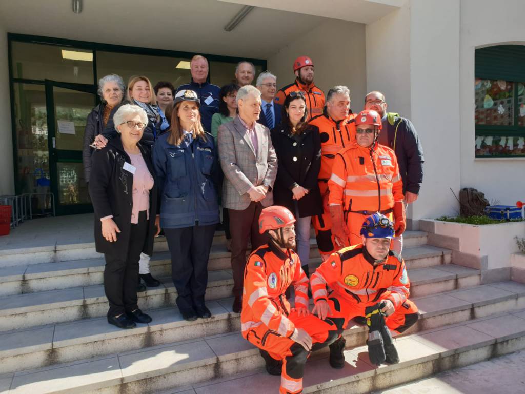 Esercitazione della Protezione Civile con i ragazzi della scuola 