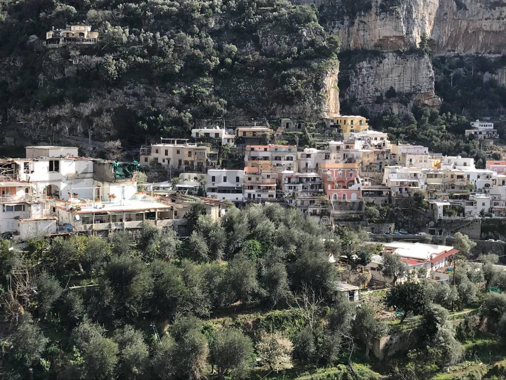 Positano: Tanti disastri per colpa del vento. Volano lamiere di ferro sulla carreggiata