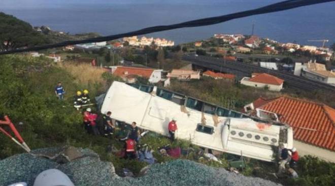 Bus turistico ribaltato a Madeira, morti turisti tedeschi
