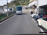 Costiera Amalfitana, bus parcheggiati lungo la statale e traffico