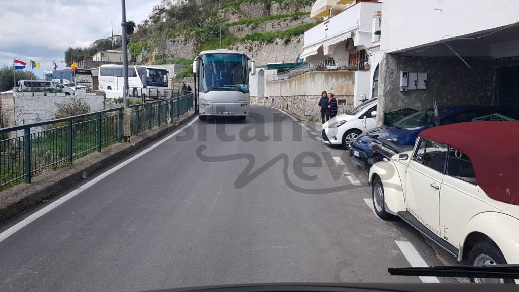 Costiera Amalfitana, bus parcheggiati lungo la statale e traffico