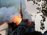 Parigi, incendio devasta la cattedrale di Notre Dame