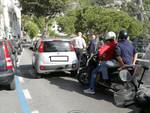 Positano: motorino incastrato nella portiera di un'automobile 