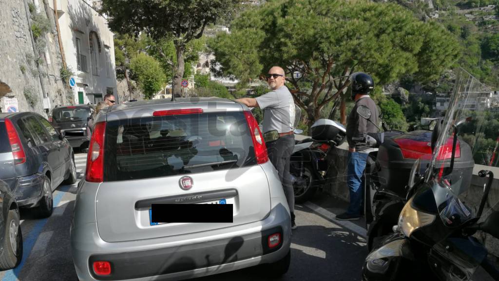 Positano: motorino incastrato nella portiera di un'automobile 