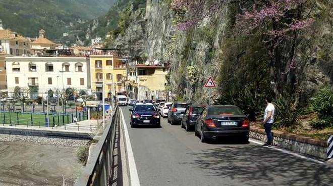 traffico insostenibile costiera 25 aprile cretella corace ambulanza scortata