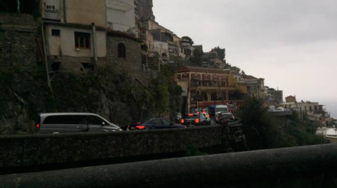 TRAFFICO INTASA LA COSTIERA - AUTO IN FILA COME CARRI BESTIAME