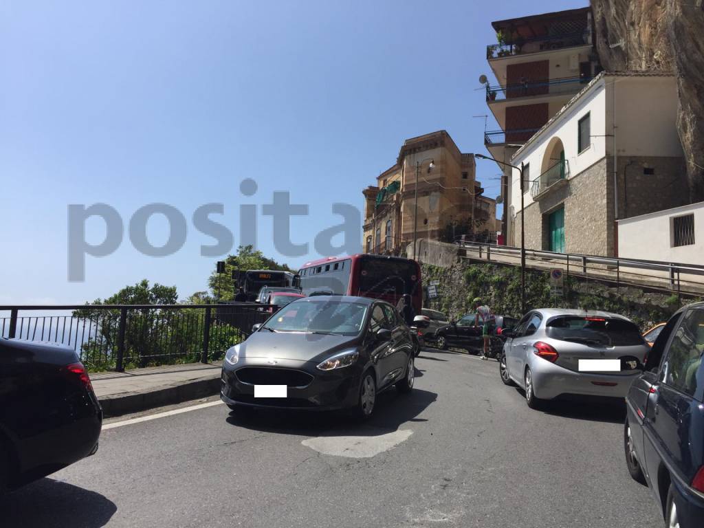 Amalfi preda del traffico tra le due gallerie